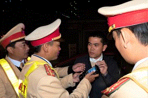 Uống rượu khi đi chúc Tết, tài xế bị phạt 35 triệu đồng